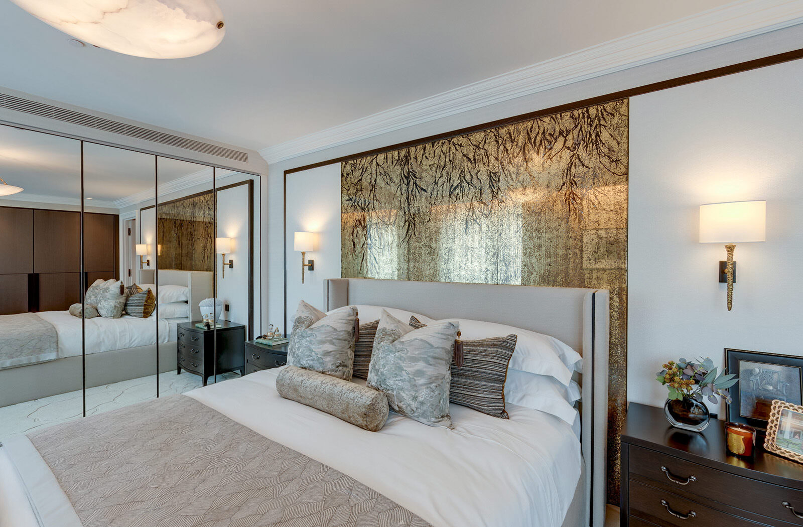 Regent's Crescent 360 tour - master bedroom