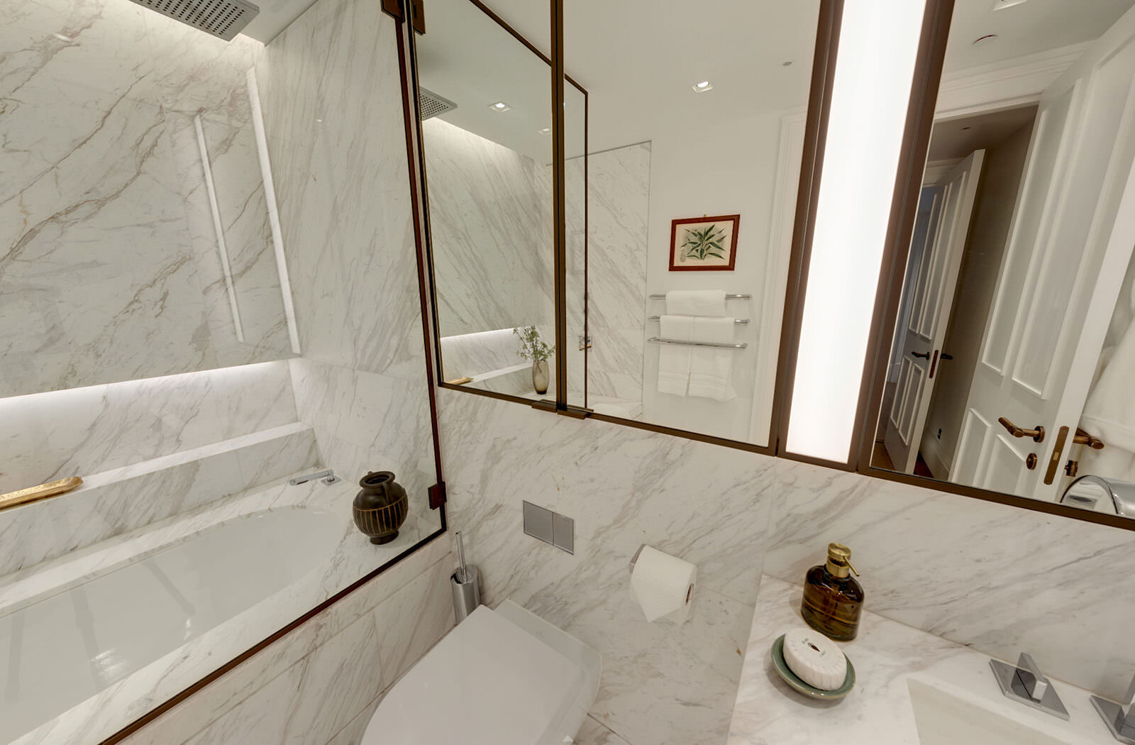 Regent's Crescent 360 tour - bathroom