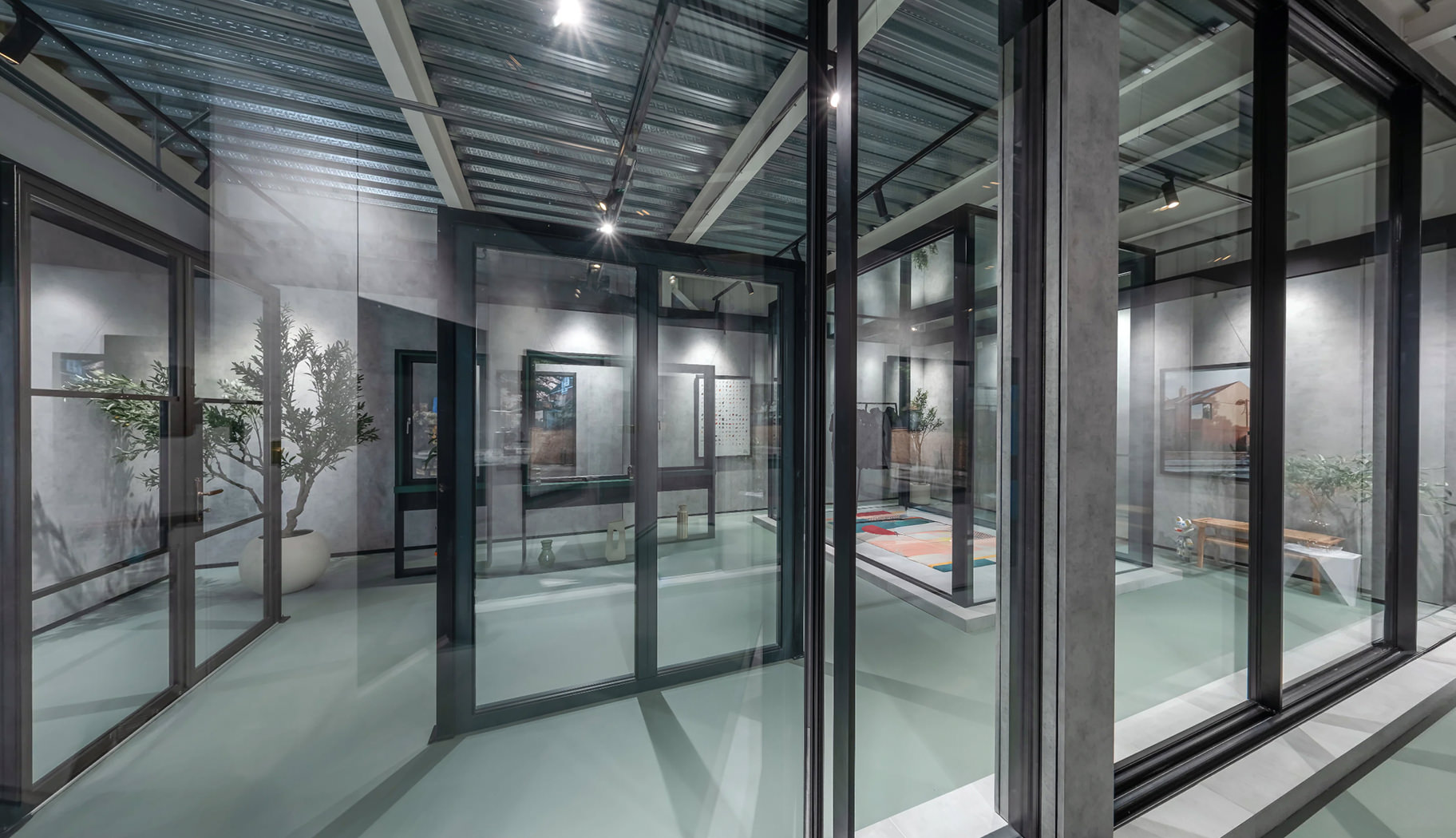 Interactive showroom tour - a still image taken from our 360 tour of the Fluid Glass architectural glazing showroom